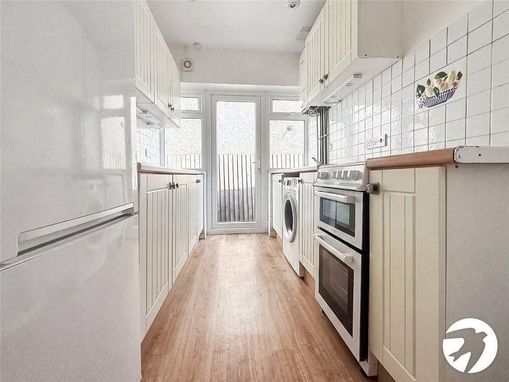 Property photo 3 of 10 Kitchen