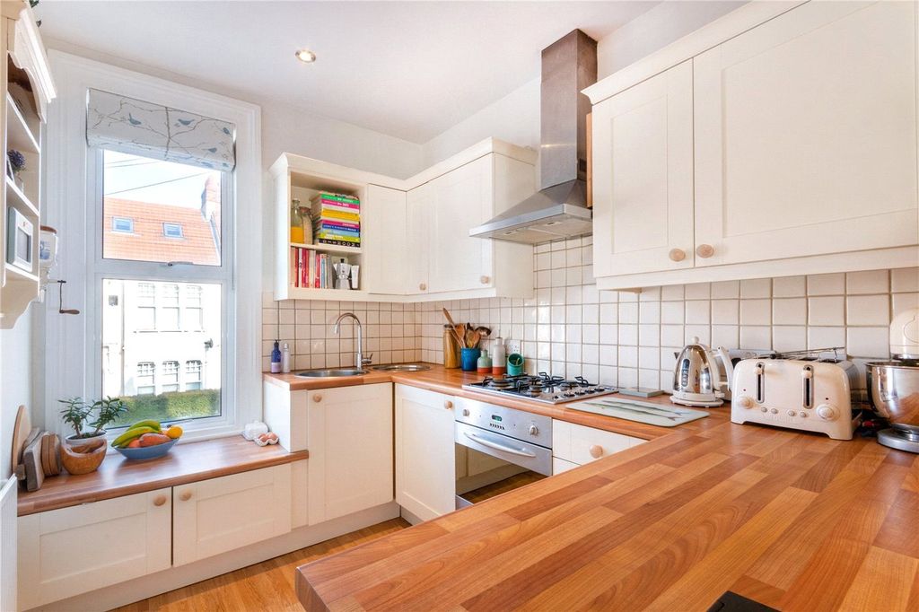 Property photo 2 of 10 Eat-In Kitchen
