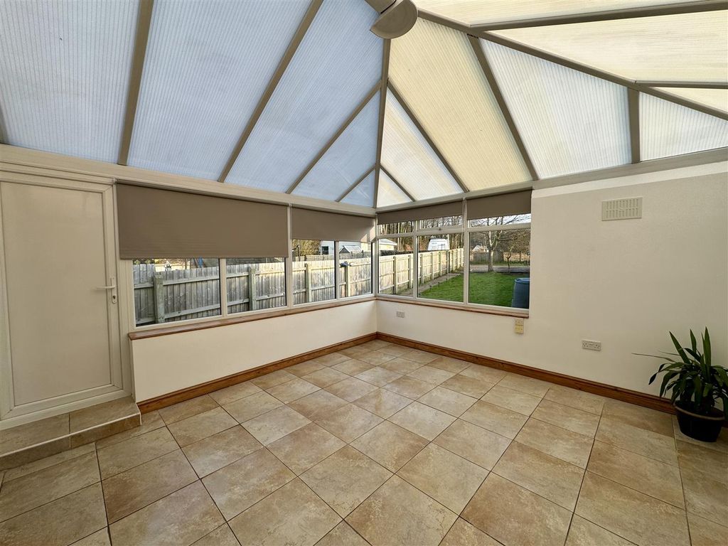Property photo 3 of 28 Conservatory