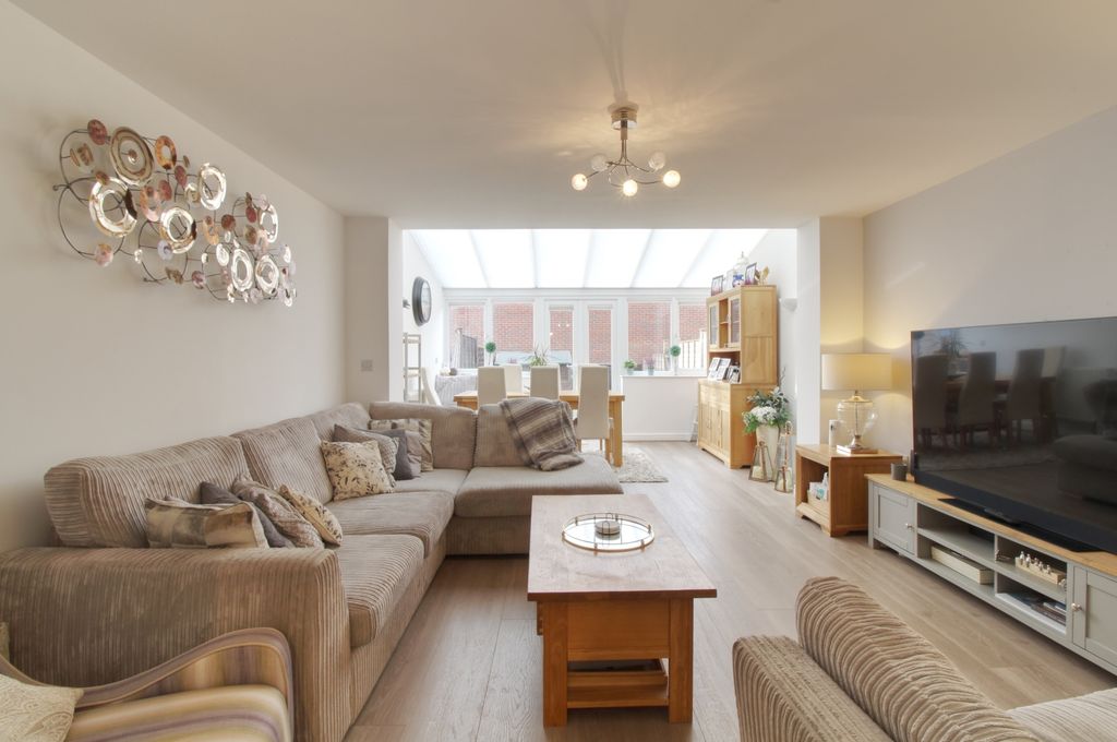 Property photo 2 of 15 Living Room2