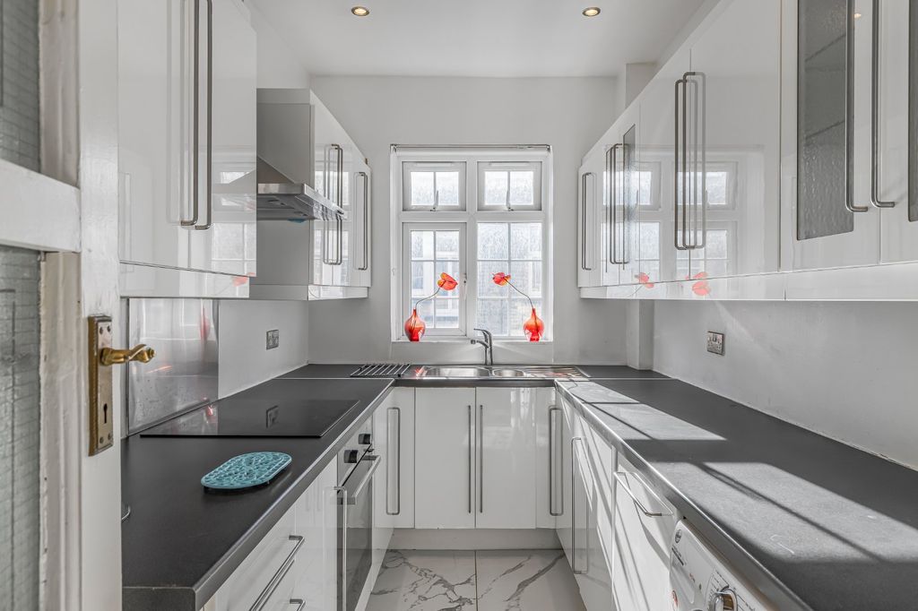 Property photo 3 of 10 Picture No. 12