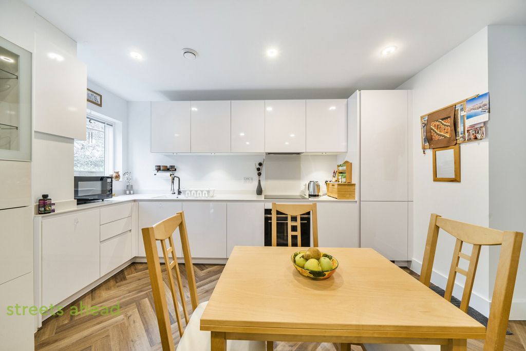 Property photo 3 of 14 803d8E5E-0Aa2-40B...