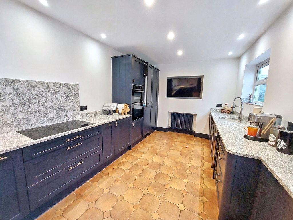 Property photo 2 of 25