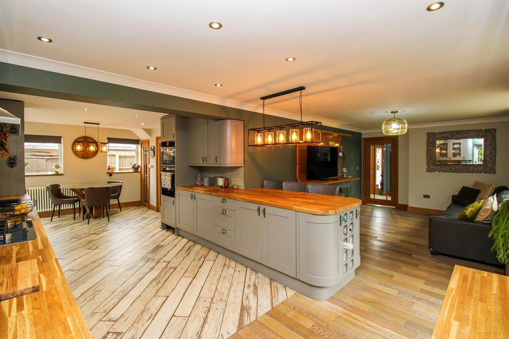Property photo 2 of 25