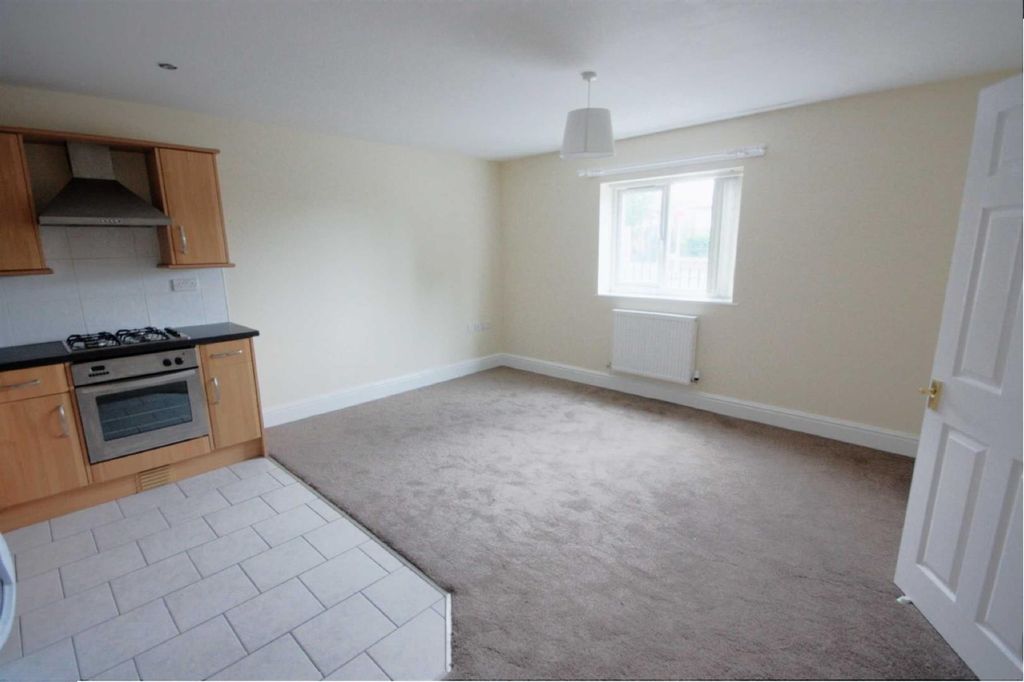 Property photo 3 of 11 North Road Living Room