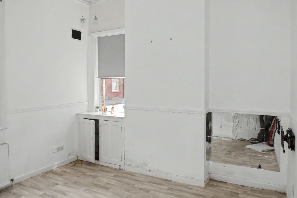 Property photo 2 of 17 12 Eldon Street, Preston, Lancashire, Pr1 7Ye