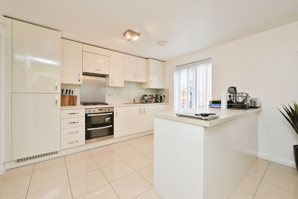 Property photo 3 of 17 Kitchen