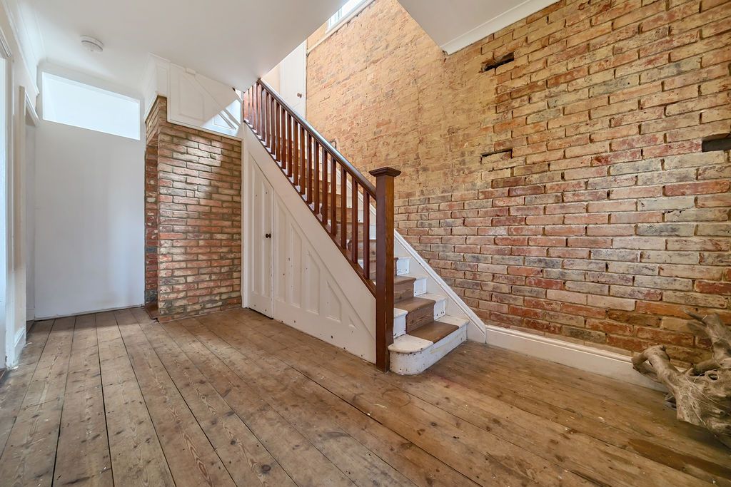 Property photo 2 of 21 Entrance Hall