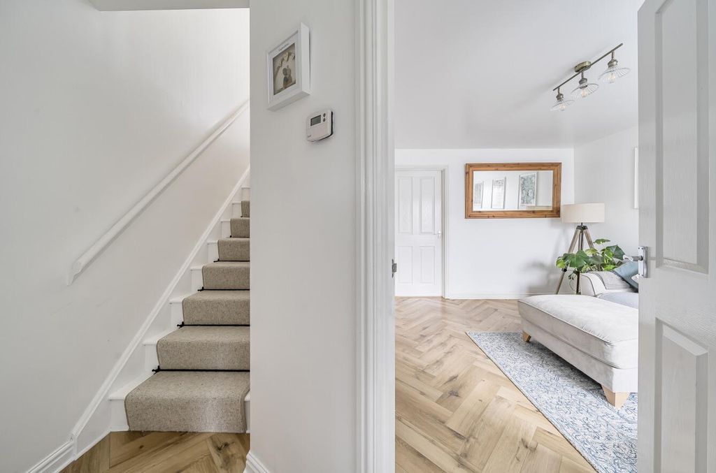 Property photo 3 of 24 1356645-3-68Ed157A76758.Jpg