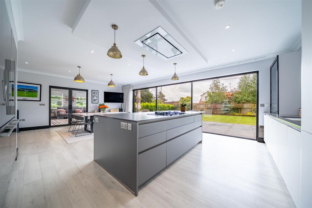 Property photo 3 of 27