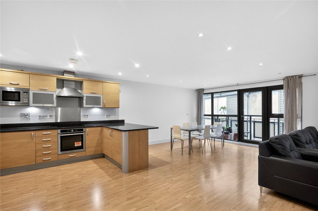 Property photo 1 of 19 Kitchen/Reception