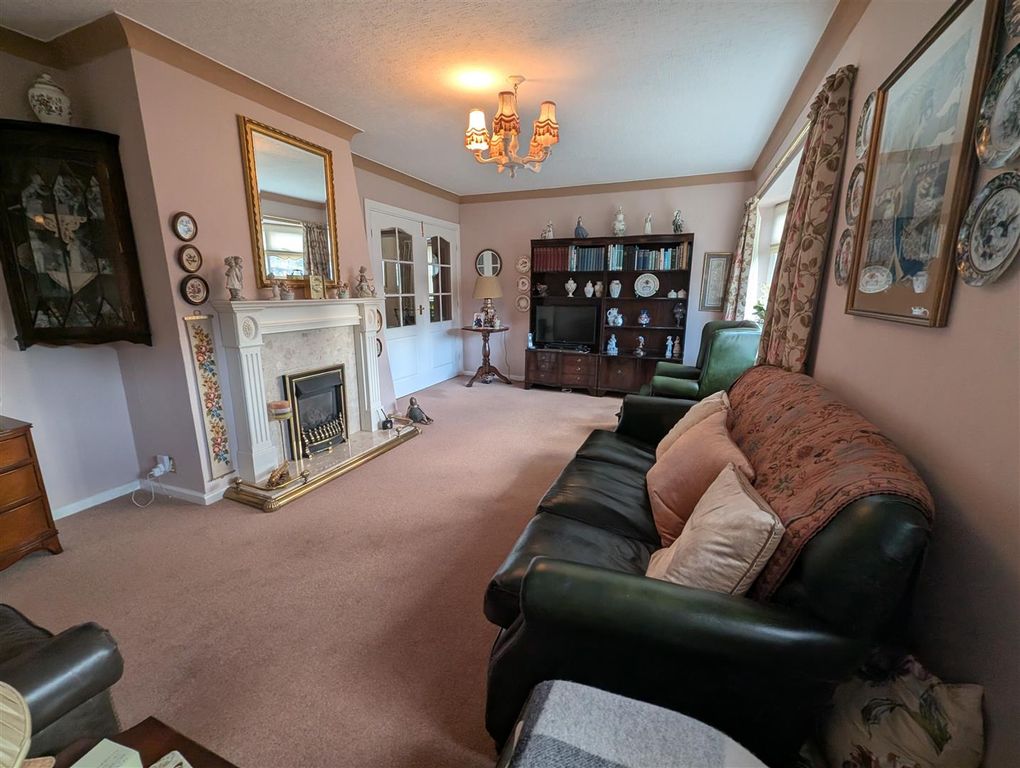 Property photo 2 of 19 Lounge