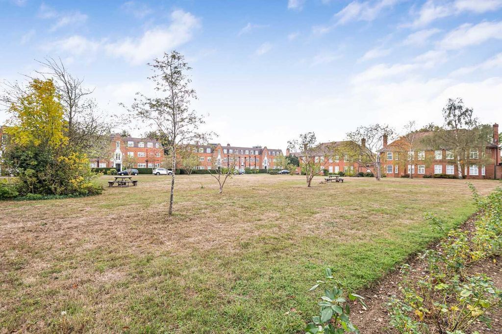 Property photo 3 of 14 Front Communal Gardens
