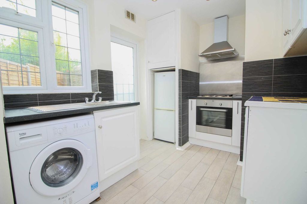 Property photo 3 of 7 Kitchen