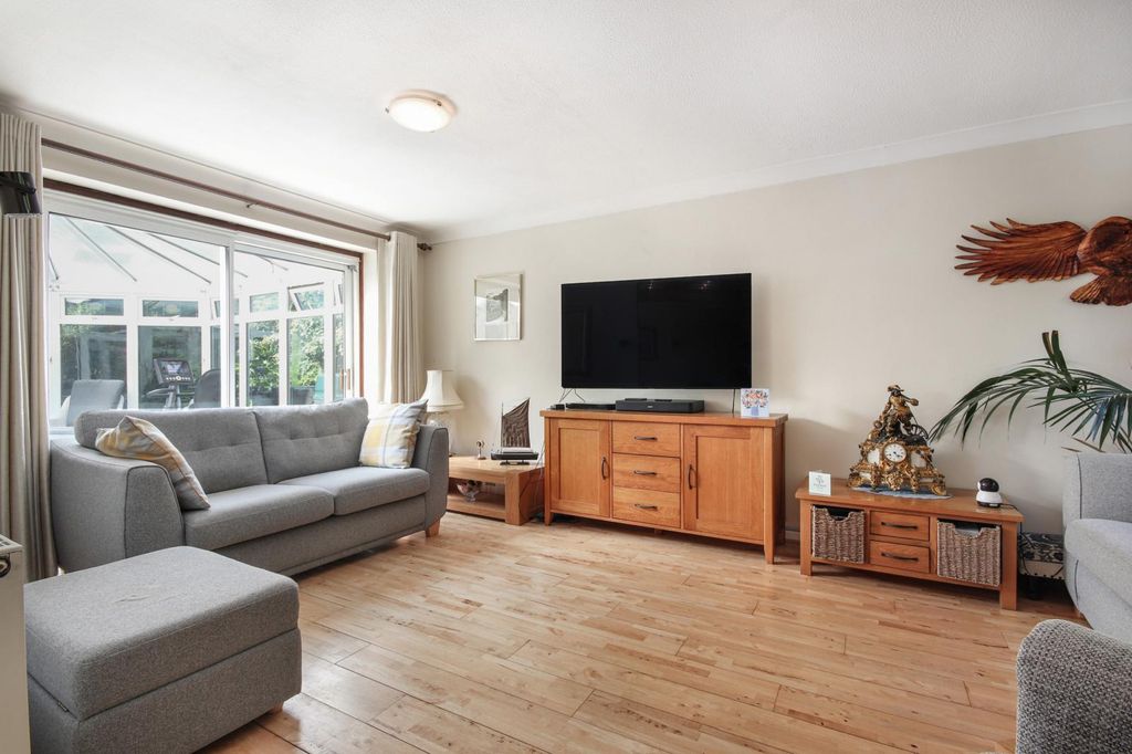 Property photo 3 of 20 Lounge 1