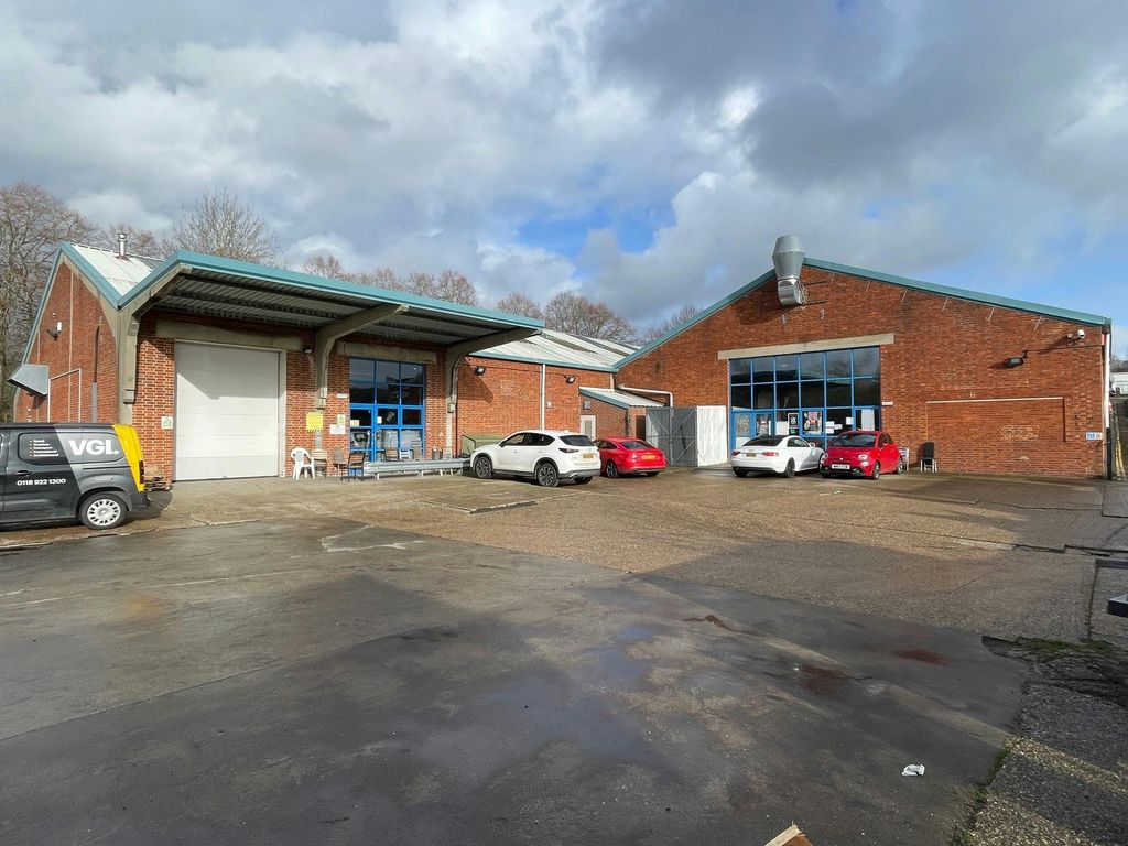 Property photo 3 of 9 268 Elgar Road South - 6.Jpg