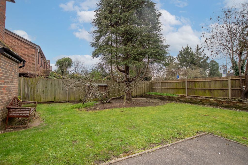 Property photo 2 of 8 Garden