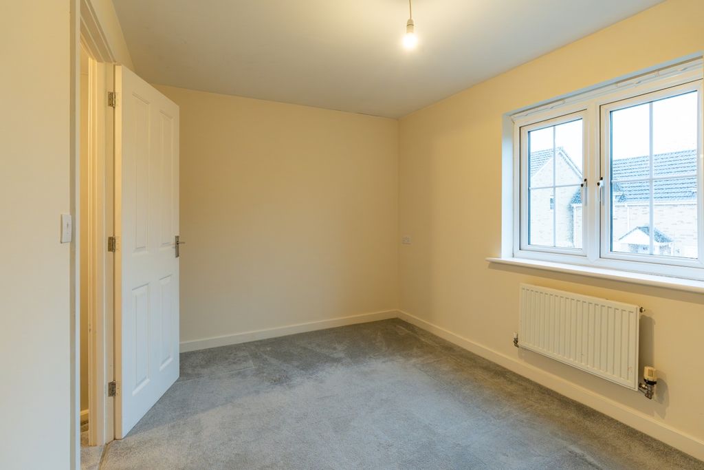 Property photo 3 of 20 Schooner Close-2