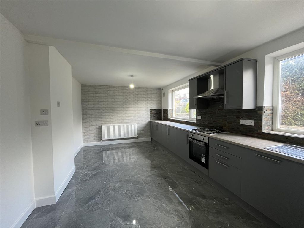 Property photo 2 of 10 Kitchen