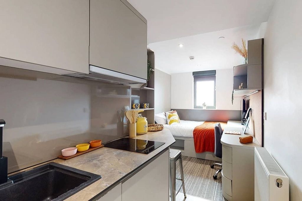 Property photo 1 of 8 Bedroom