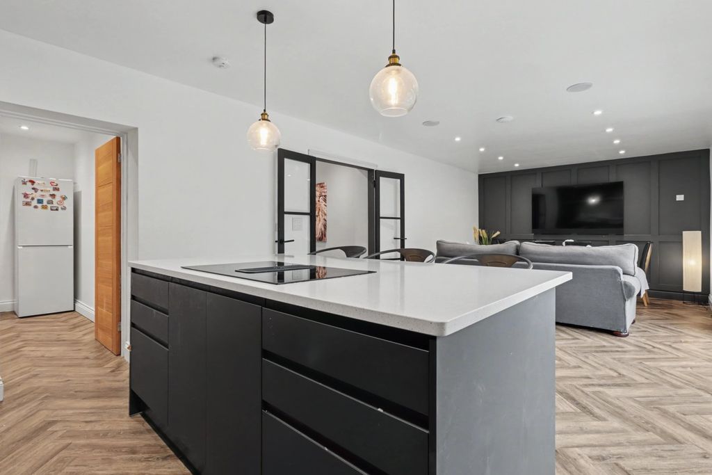 Property photo 2 of 28