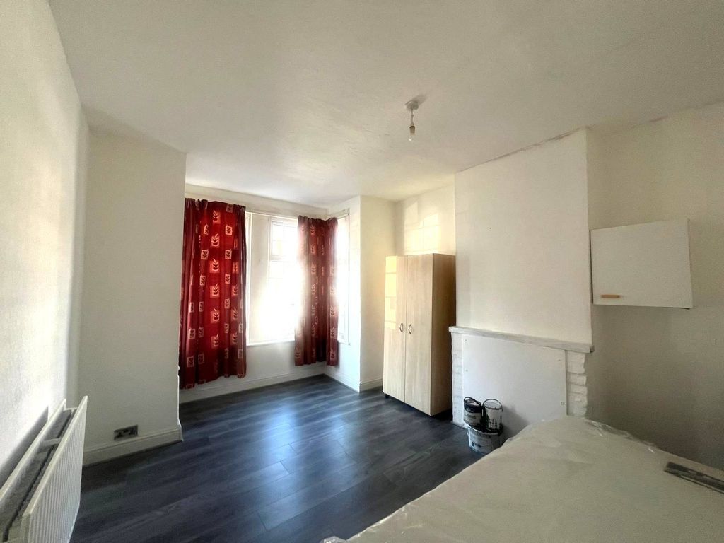 Property photo 1 of 2 Double Room Available To Let Immediately In Mitcham