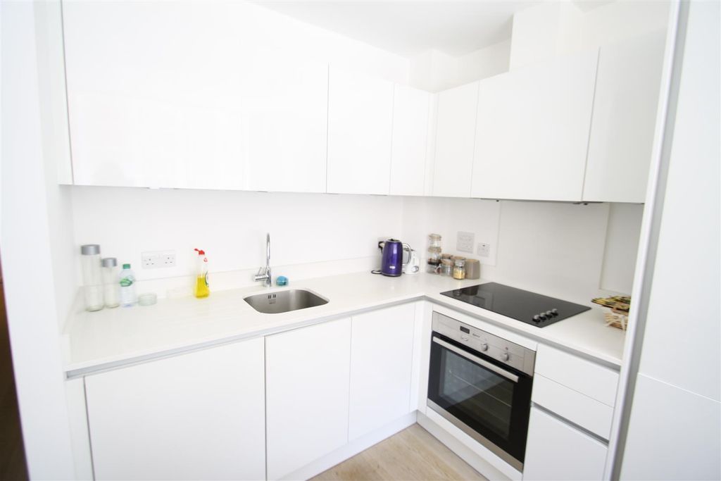 Property photo 2 of 10 Kitchen