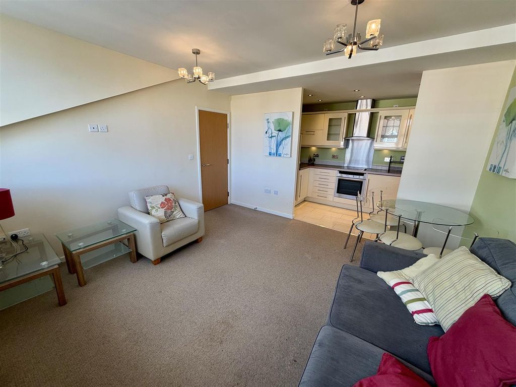 Property photo 3 of 8 Lounge