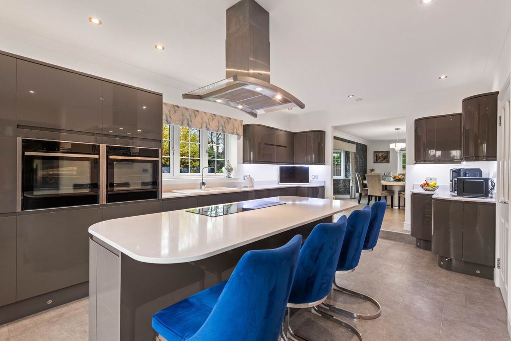 Property photo 3 of 54