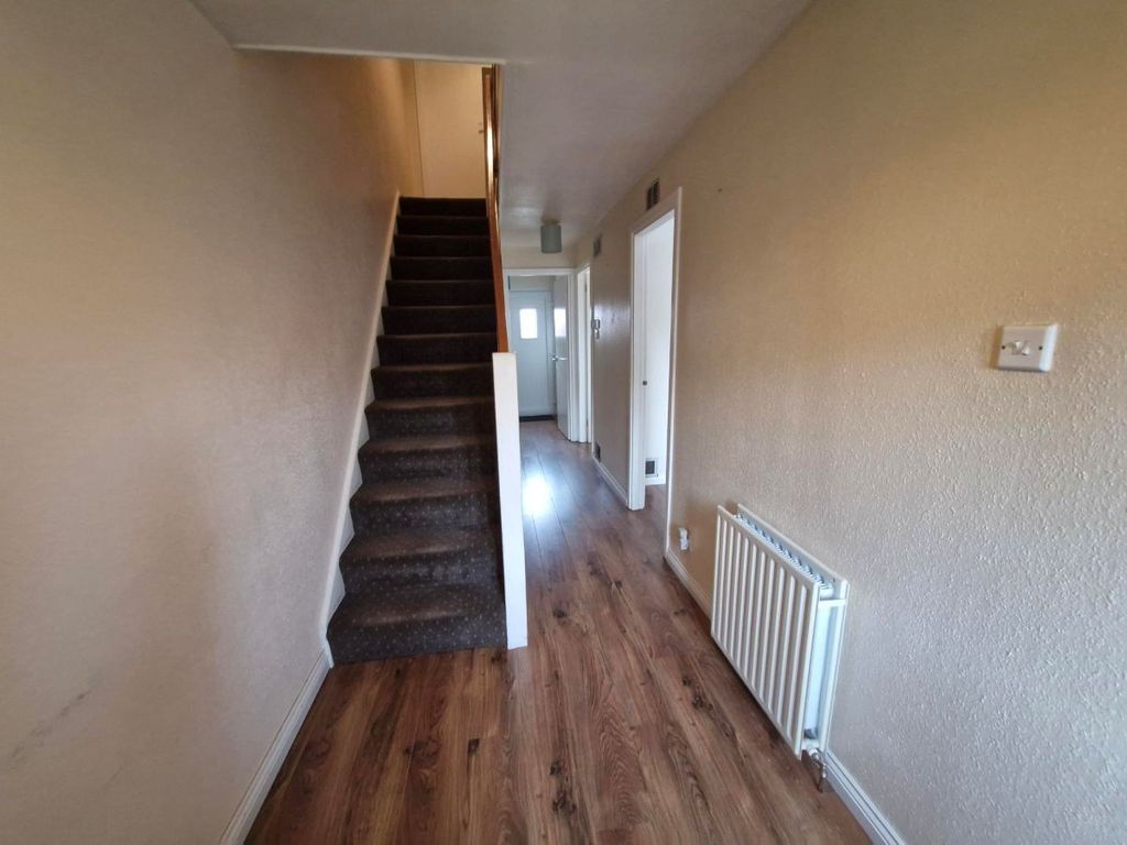 Property photo 3 of 10 Hall