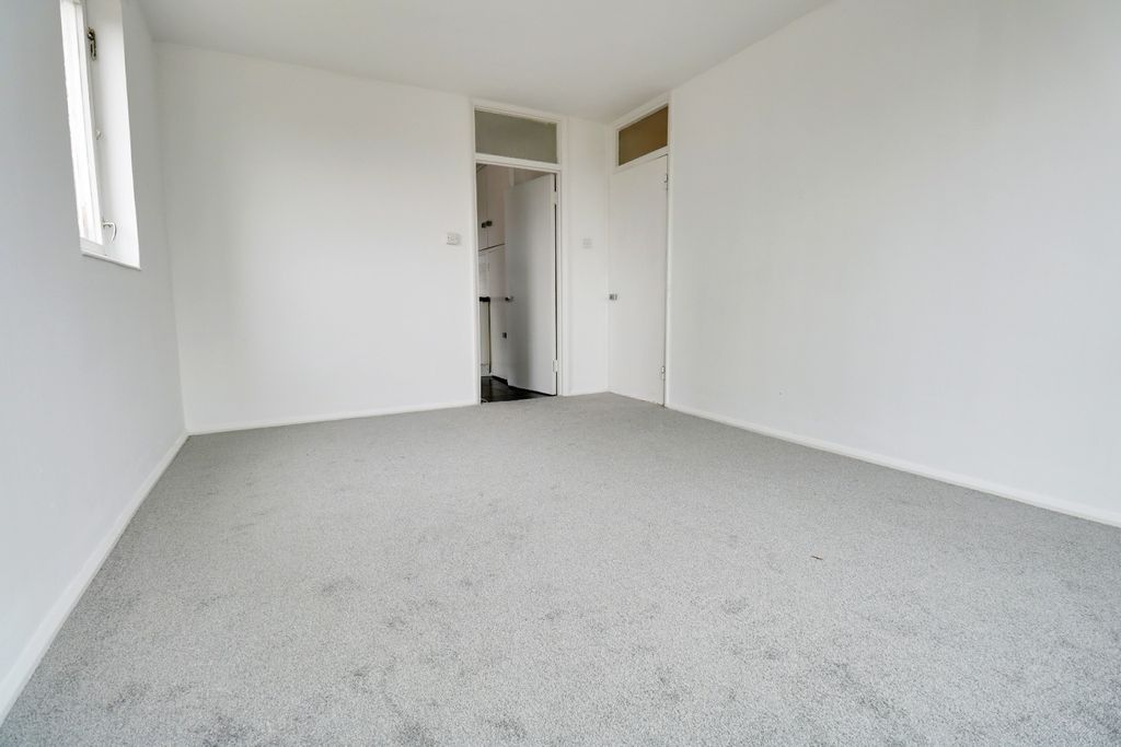 Property photo 2 of 8 4807051