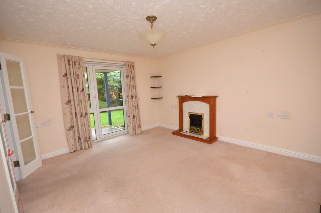 Property photo 3 of 12 Lounge