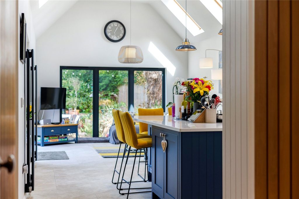 Property photo 3 of 18 Kitchen/B'fast Room