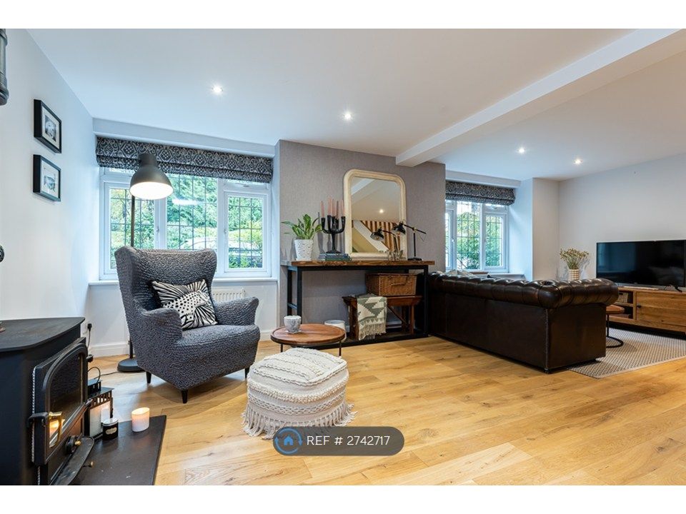 Property photo 2 of 22 Living Room