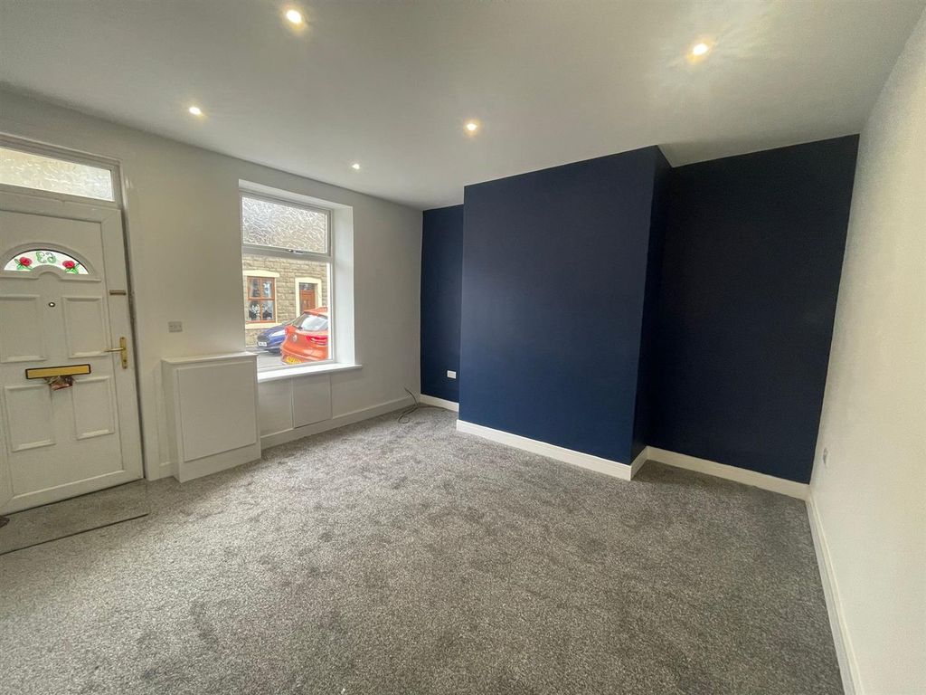 Property photo 1 of 14 Living Room