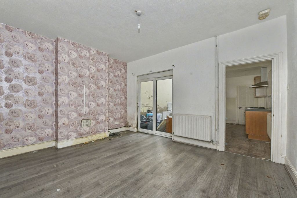 Property photo 3 of 21 96 Sedgley Road, Woodsetton, Dudley, Dy1 4Ng