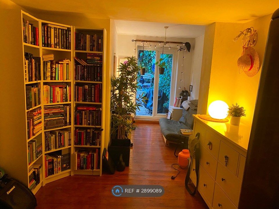 Property photo 1 of 17 Lounge