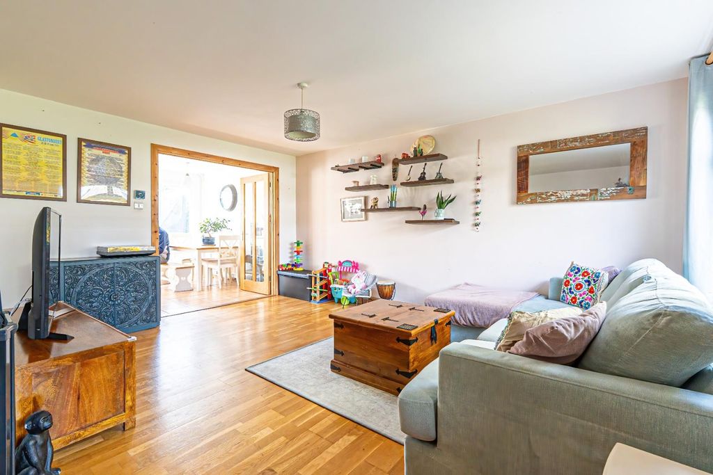 Property photo 3 of 11