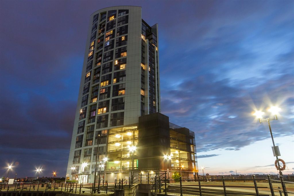 Property photo 1 of 6 Alexandra_Night_7.Jpg