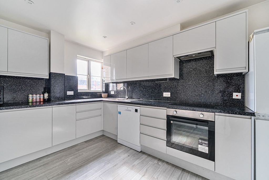 Property photo 2 of 15 1332594-8-688B98E...