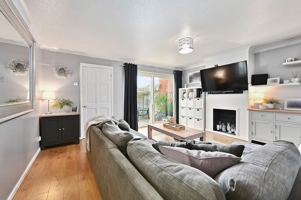 Property photo 2 of 11 257 Pinewood Park (8)