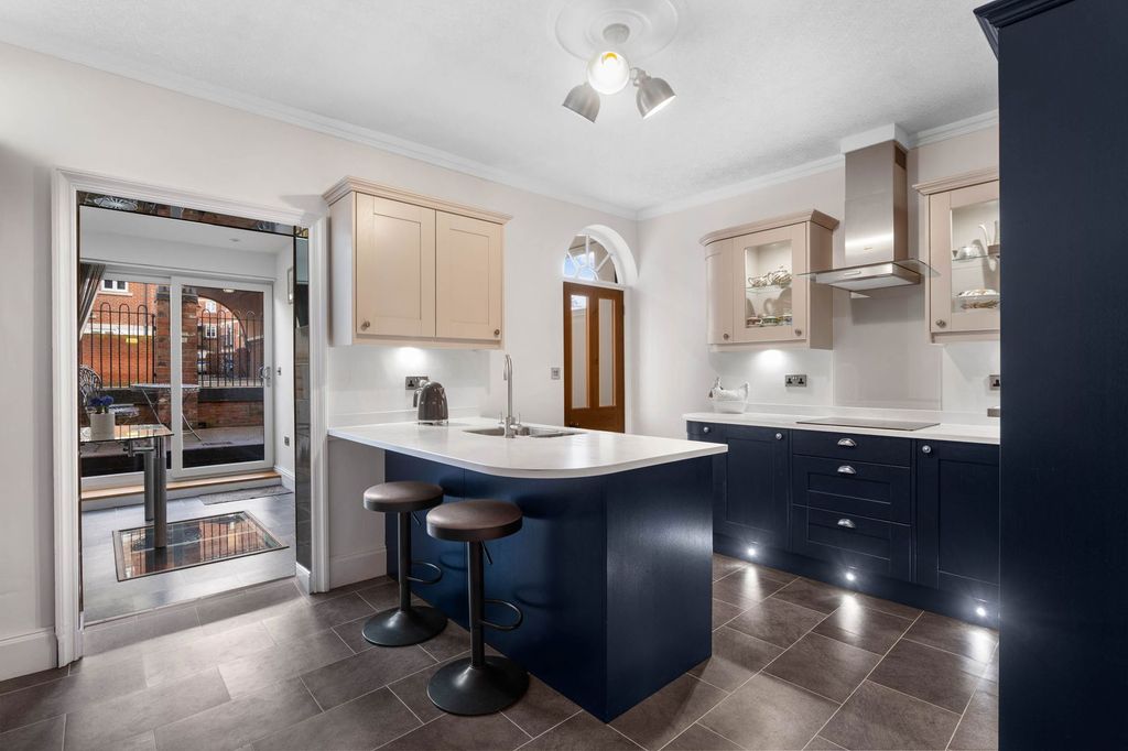 Property photo 3 of 31