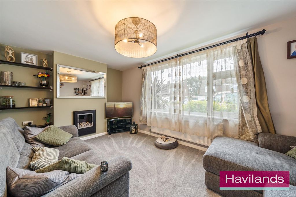 Property photo 2 of 22 Woodpecker Close-22.Jpg