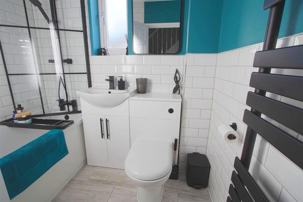 Property photo 3 of 10 Bathroom.Jpg