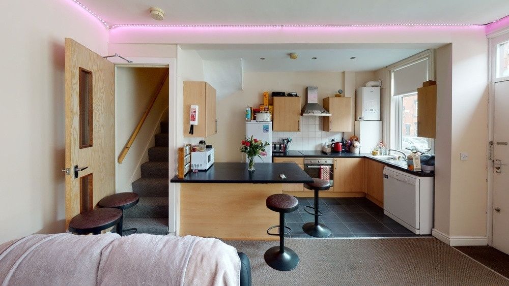 Property photo 1 of 11 A Bright And Inviting Contemporary Living Room Fea...