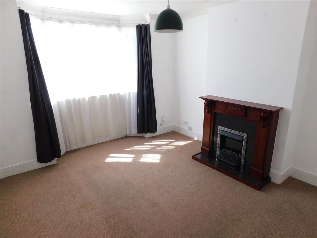 Property photo 3 of 12 Lounge