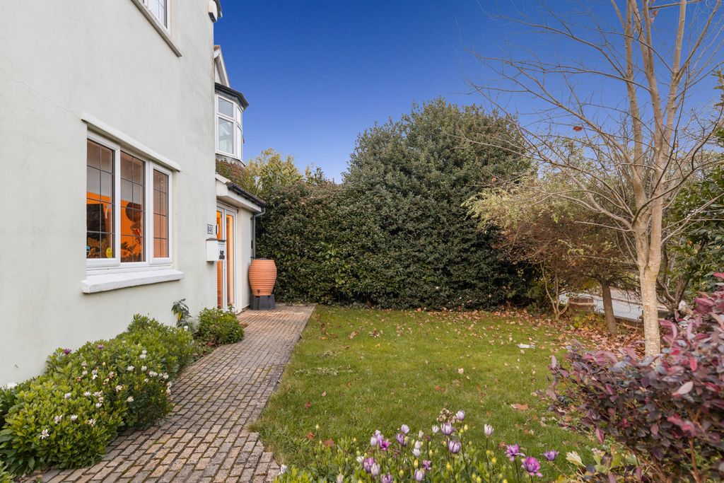 Property photo 2 of 35