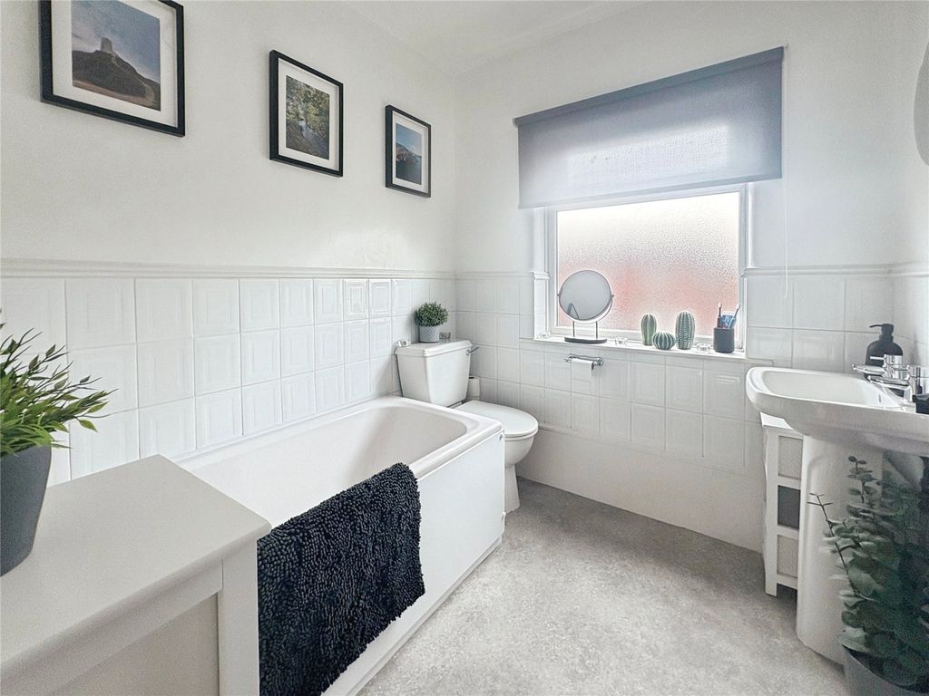 Property photo 3 of 12 Bathroom W/C