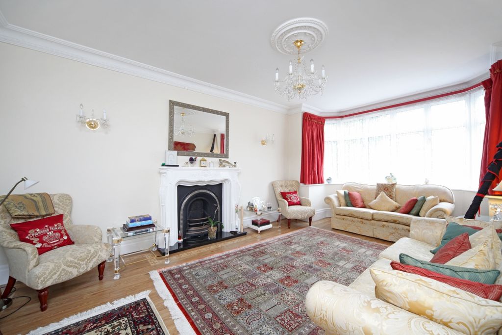 Property photo 2 of 11 9 Dukes Avenue 12...