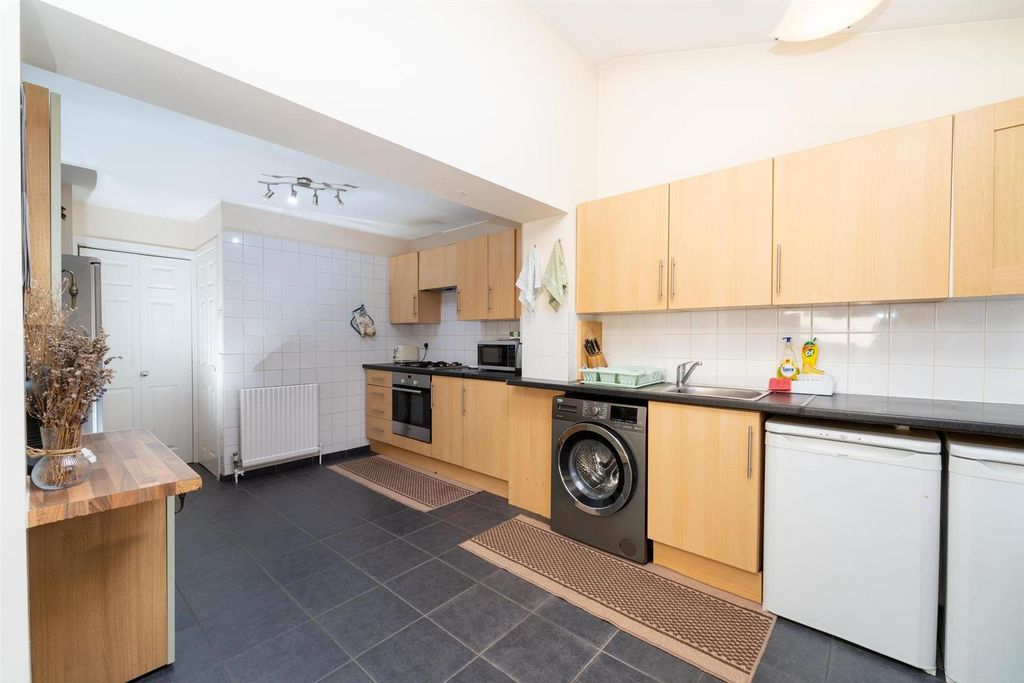 Property photo 3 of 19 Kitchen: